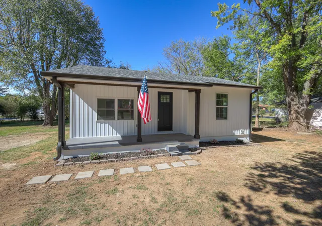 Photo 2 of Single family home for sale at 1103 Beckham Ave, Lawrenceburg, TN 38464 | MLS# 3624172 | Listing updated on 2026-10-22
