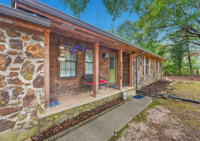 Photo 1 of Single family home for sale at 4240 County Rd 5, Florence, AL 35633 | MLS# 3623842 | Listing updated on 2026-10-21