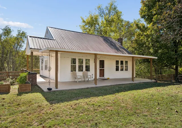Photo 1 of Single family home for sale at 2349 Les Robinson Rd, Columbia, TN 38401 | MLS# 3623917 | Listing updated on 2026-10-23