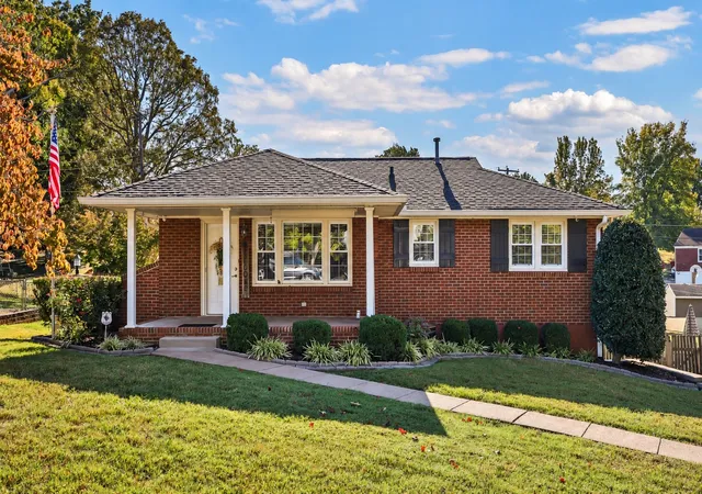 Photo 1 of Single family home for sale at 207 Paddock Rd, Clarksville, TN 37043 | MLS# 3626196 | Listing updated on 2026-10-26