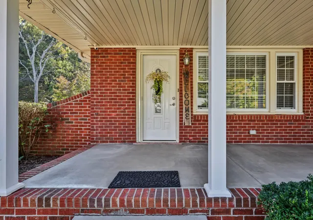 Photo 2 of Single family home for sale at 207 Paddock Rd, Clarksville, TN 37043 | MLS# 3626196 | Listing updated on 2026-10-26