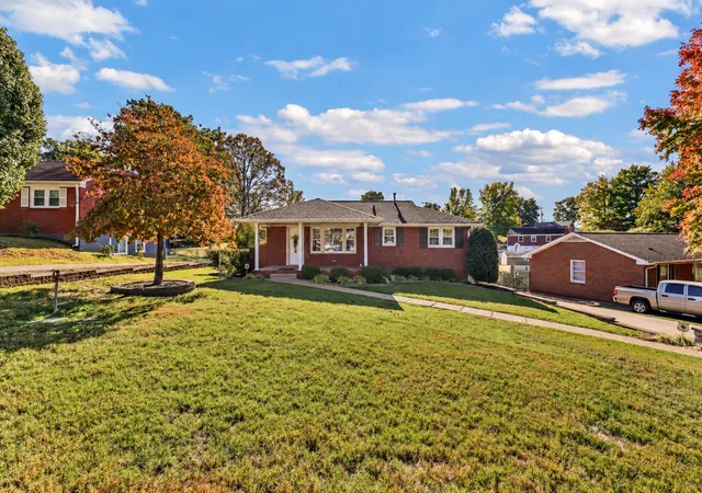 Photo 3 of Single family home for sale at 207 Paddock Rd, Clarksville, TN 37043 | MLS# 3626196 | Listing updated on 2026-10-26