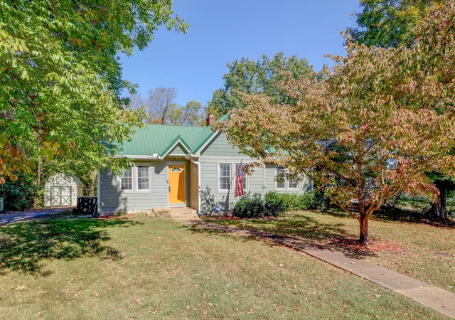 Photo 2 of Single family home for sale at 1115 Woodard St, Clarksville, TN 37040 | MLS# 3627364 | Listing updated on 2026-10-27