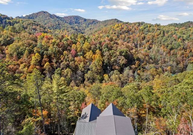 Photo 2 of Single family home for sale at 3204 Stepping Stone Dr, Sevierville, TN 37862 | MLS# 3624146 | Listing updated on 2026-10-30