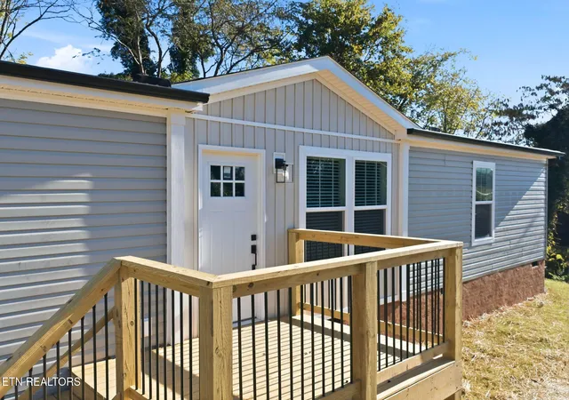 Photo 2 of Manufactured home for sale at 335 W Broad St, Clinton, TN 37716 | MLS# 3624471 | Listing updated on 2026-10-28