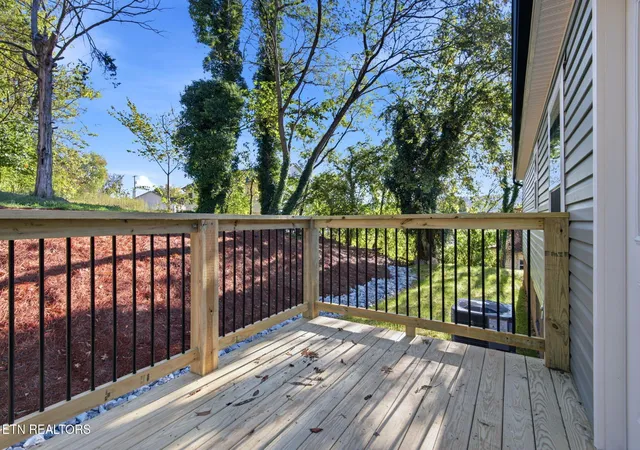 Photo 3 of Manufactured home for sale at 335 W Broad St, Clinton, TN 37716 | MLS# 3624471 | Listing updated on 2026-10-28