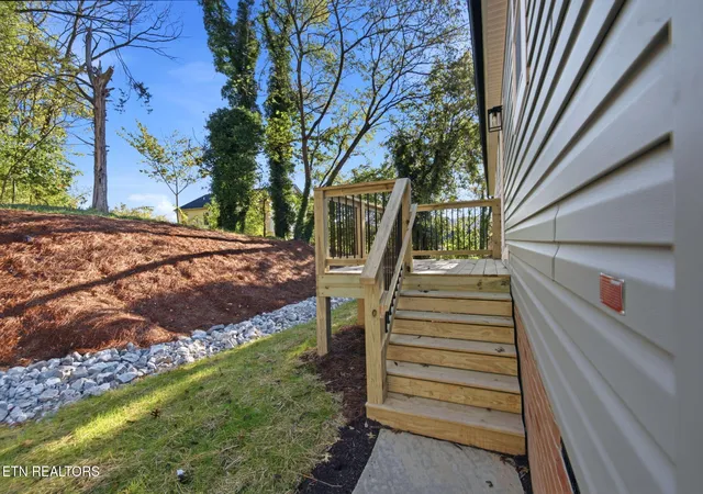 Photo 4 of Manufactured home for sale at 335 W Broad St, Clinton, TN 37716 | MLS# 3624471 | Listing updated on 2026-10-28