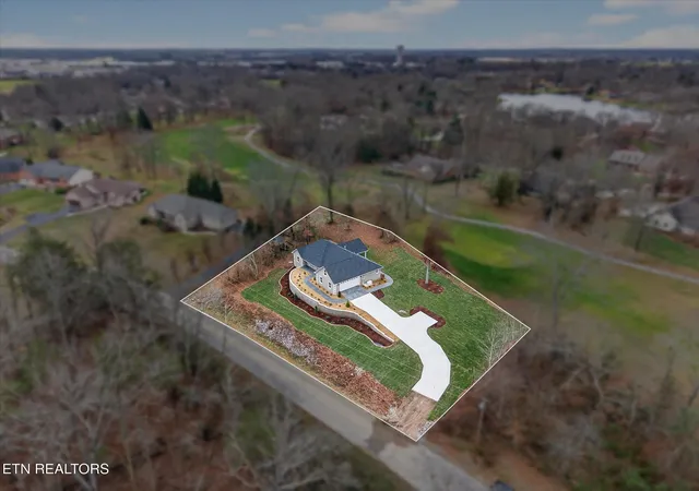 Photo 1 of Single family home for sale at 941 E Deer Crk Dr, Crossville, TN 38571 | MLS# 3624522 | Listing updated on 2026-10-24