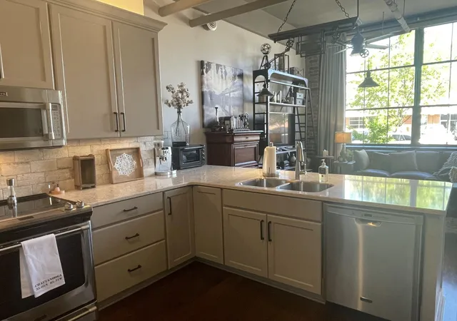 Listing Photo 1 - Condo for sale in building located at 1301 Market St, Chattanooga, TN 37402 - Unit #106