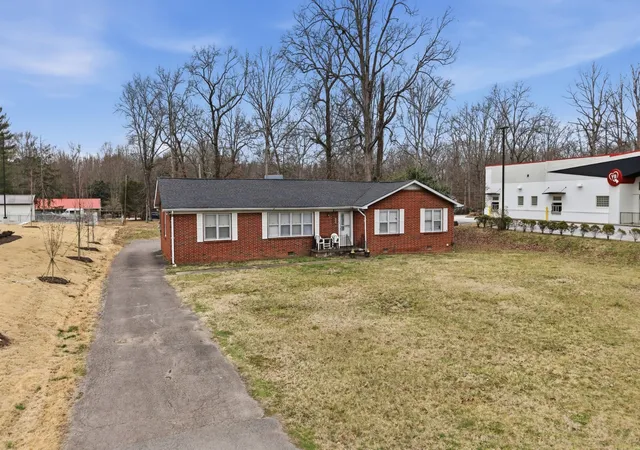 Photo 3 of Single family home for sale at 1505 N Jackson St, Tullahoma, TN 37388 | MLS# 3624899 | Listing updated on 2026-10-23