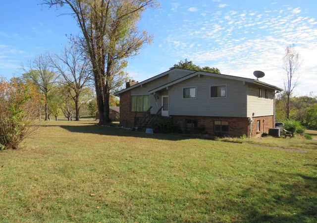 Single family home for sale at 1008 Lick Crk Rd, Castalian Springs, TN 37031 | MLS# 3627767