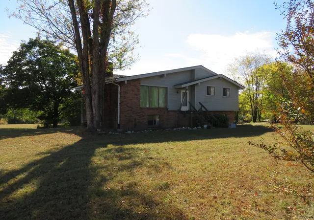 Photo 2 of Single family home for sale at 1008 Lick Crk Rd, Castalian Springs, TN 37031 | MLS# 3627767 | Listing updated on 2026-10-28