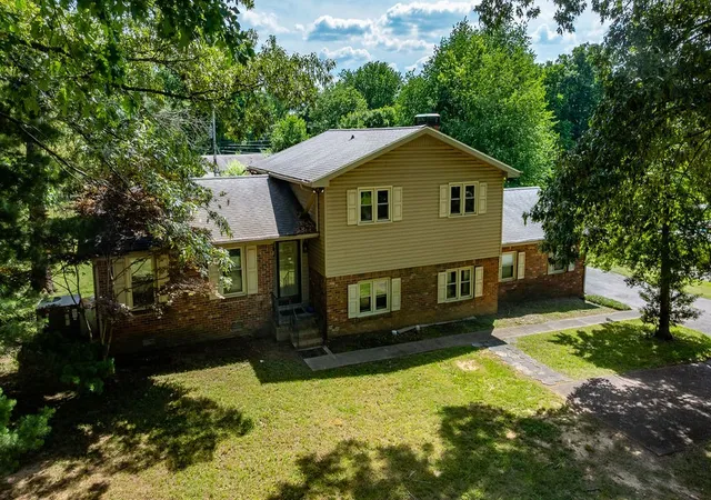 Photo 1 of Single family home for sale at 129 Country Clb Ln, Hopkinsville, KY 42240 | MLS# 3626787 | Listing updated on 2026-10-28