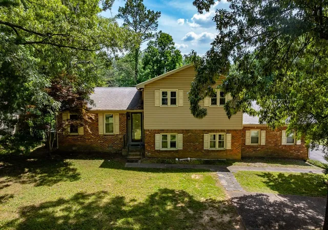 Photo 1 of Single family home for sale at 129 Country Clb Ln, Hopkinsville, KY 42240 | MLS# 3626787 | Listing updated on 2026-10-28