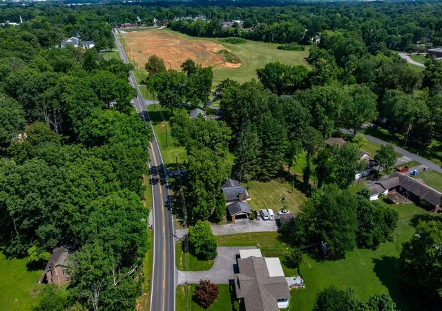 Photo 2 of Single family home for sale at 129 Country Clb Ln, Hopkinsville, KY 42240 | MLS# 3626787 | Listing updated on 2026-10-28