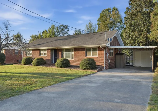Photo 1 of Single family home for sale at 1003 Oak Dr, Manchester, TN 37355 | MLS# 3626810 | Listing updated on 2026-10-26