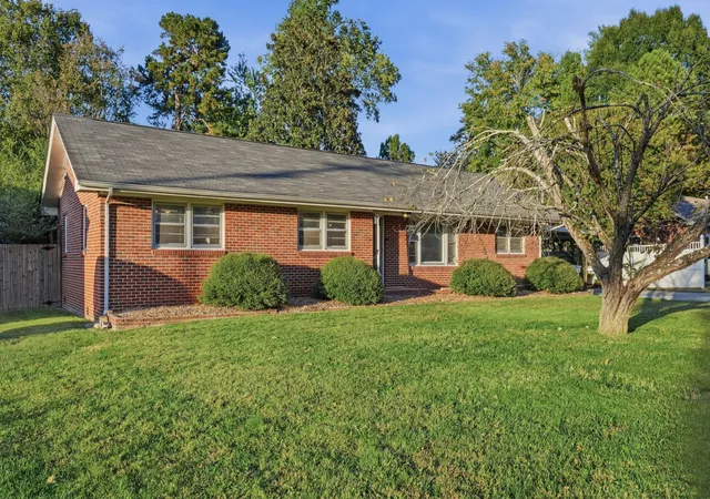 Photo 1 of Single family home for sale at 1003 Oak Dr, Manchester, TN 37355 | MLS# 3626810 | Listing updated on 2026-10-26