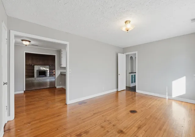 Photo 2 of Single family home for sale at 1003 Oak Dr, Manchester, TN 37355 | MLS# 3626810 | Listing updated on 2026-10-26