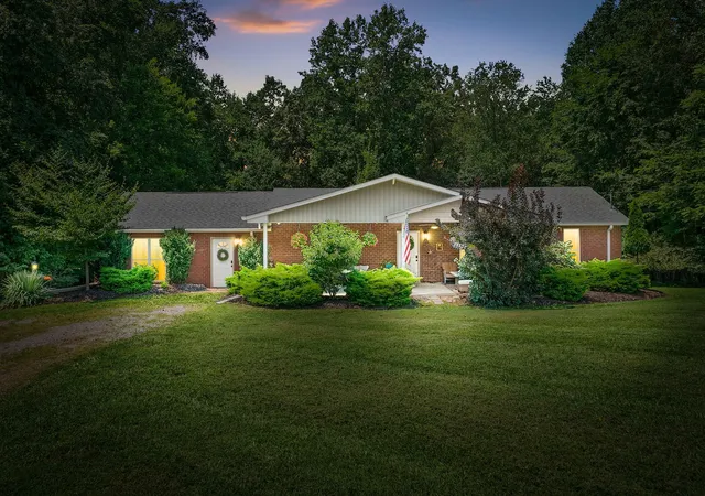 Photo 1 of Single family home for sale at 825 Pollard Rd, Clarksville, TN 37042 | MLS# 3626783 | Listing updated on 2026-10-30