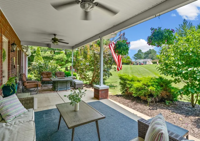 Photo 1 of Single family home for sale at 825 Pollard Rd, Clarksville, TN 37042 | MLS# 3626783 | Listing updated on 2026-10-26