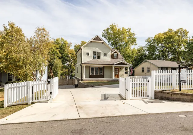 Photo 1 of Single family home for sale at 2502 9th Avenue S, Nashville, TN 37204 | MLS# 3626789 | Listing updated on 2026-10-30