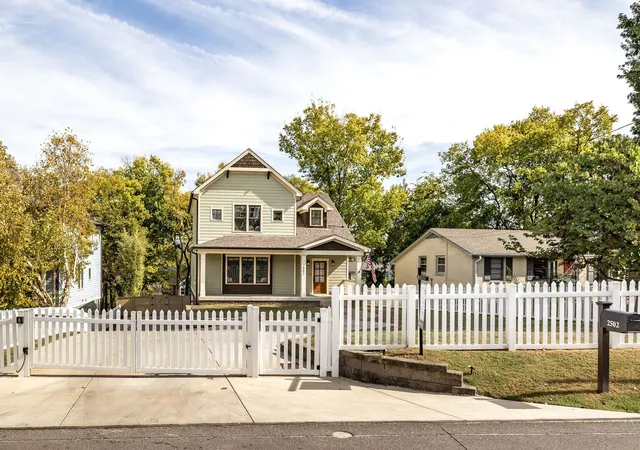 Photo 2 of Single family home for sale at 2502 9th Avenue S, Nashville, TN 37204 | MLS# 3626789 | Listing updated on 2026-10-30