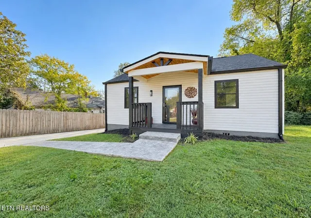 Photo 1 of Single family home for sale at 2032 Seminole Ave, Knoxville, TN 37915 | MLS# 3626808 | Listing updated on 2026-10-26