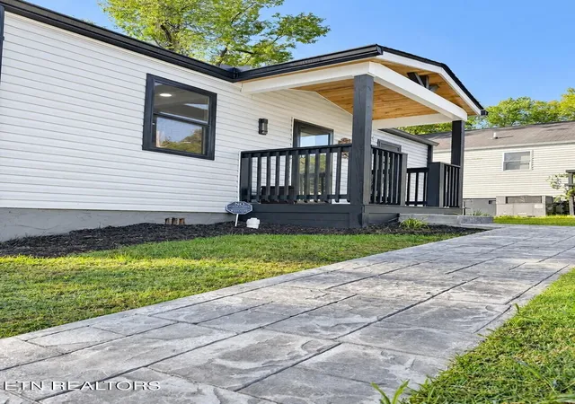 Photo 1 of Single family home for sale at 2032 Seminole Ave, Knoxville, TN 37915 | MLS# 3626808 | Listing updated on 2026-10-26