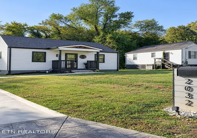Photo 2 of Single family home for sale at 2032 Seminole Ave, Knoxville, TN 37915 | MLS# 3626808 | Listing updated on 2026-10-26