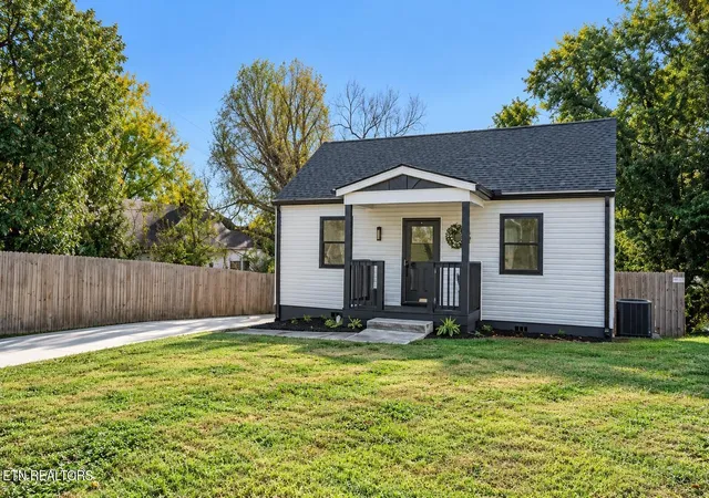 Photo 3 of Single family home for sale at 2032 Seminole Ave, Knoxville, TN 37915 | MLS# 3626808 | Listing updated on 2026-10-26