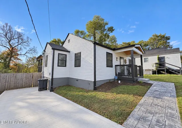 Photo 4 of Single family home for sale at 2032 Seminole Ave, Knoxville, TN 37915 | MLS# 3626808 | Listing updated on 2026-10-26