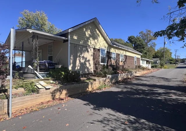 Photo 2 of Single family home for sale at 220 Short St NE, Cleveland, TN 37311 | MLS# 3626861 | Listing updated on 2026-10-28