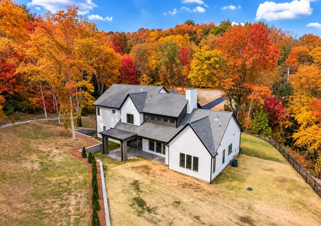 Photo 2 of Single family home for sale at 631 Hunters Trl, Nashville, TN 37209 | MLS# 3627074 | Listing updated on 2026-10-29