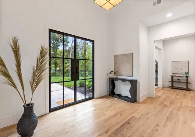 Photo 3 of Single family home for sale at 631 Hunters Trl, Nashville, TN 37209 | MLS# 3627074 | Listing updated on 2026-10-29