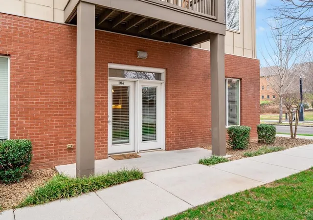 Listing Photo 1 - Condo for sale in building located at 817 Flynn St, Chattanooga, TN 37403 - Unit #106