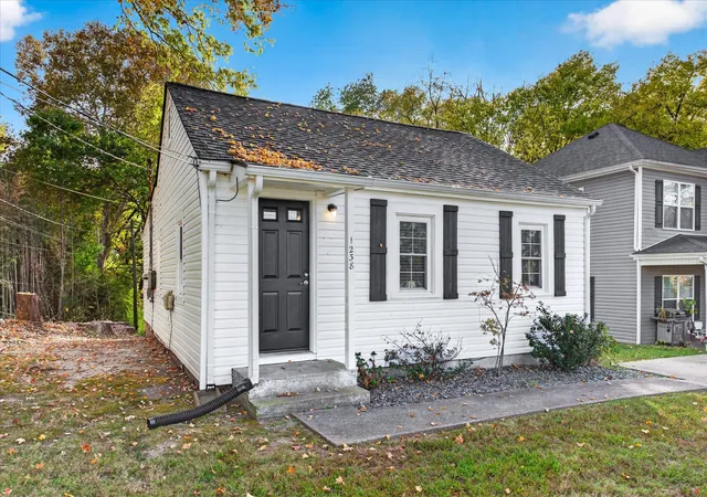 Photo 2 of Single family home for sale at 1238 Commerce St, Clarksville, TN 37040 | MLS# 3628261 | Listing updated on 2026-10-29