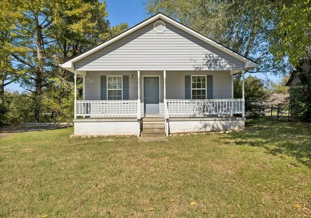 Photo 1 of Single family home for sale at 318 W Everett St, Sparta, TN 38583 | MLS# 3627511 | Listing updated on 2026-10-27