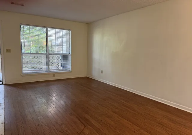 Listing Photo 5 - Condo for sale in building located at 1245 Old Lascassas Rd, Murfreesboro, TN 37130 - Unit #B