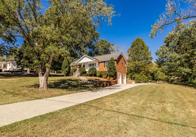Photo 2 of Single family home for sale at 107 Grace Dr, Goodlettsville, TN 37072 | MLS# 3627198 | Listing updated on 2026-10-29