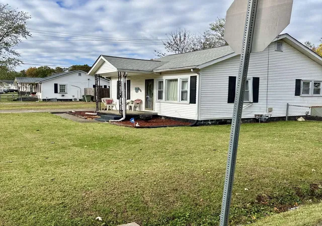 Photo 1 of Single family home for sale at 504 Sanderson Dr, Hopkinsville, KY 42240 | MLS# 3627181 | Listing updated on 2026-10-27