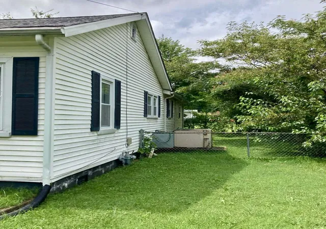 Photo 2 of Single family home for sale at 504 Sanderson Dr, Hopkinsville, KY 42240 | MLS# 3627181 | Listing updated on 2026-10-27