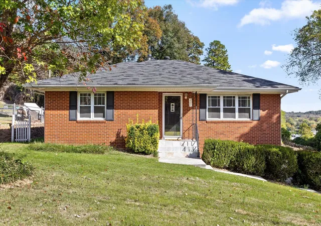 Photo 1 of Single family home for sale at 207 W Daytona Dr, Chattanooga, TN 37415 | MLS# 3627323 | Listing updated on 2026-10-27