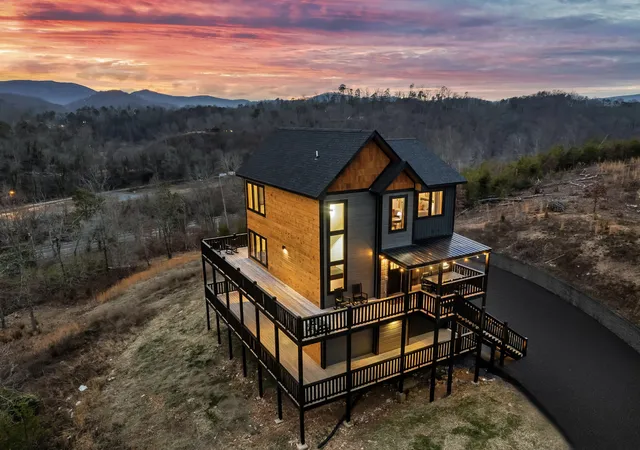 Photo 1 of Single family home for sale at 1279 Upper Middle Crk Rd, Sevierville, TN 37876 | MLS# 3627429 | Listing updated on 2026-10-27