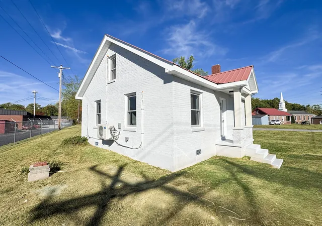Photo 3 of Single family home for sale at 313 Fairlane Dr, Lafayette, TN 37083 | MLS# 3627543 | Listing updated on 2026-10-27