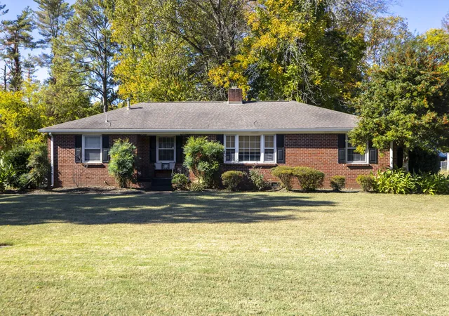 Photo 1 of Single family home for sale at 913 Hillsboro Rd, Franklin, TN 37064 | MLS# 3629739 | Listing updated on 2026-10-30