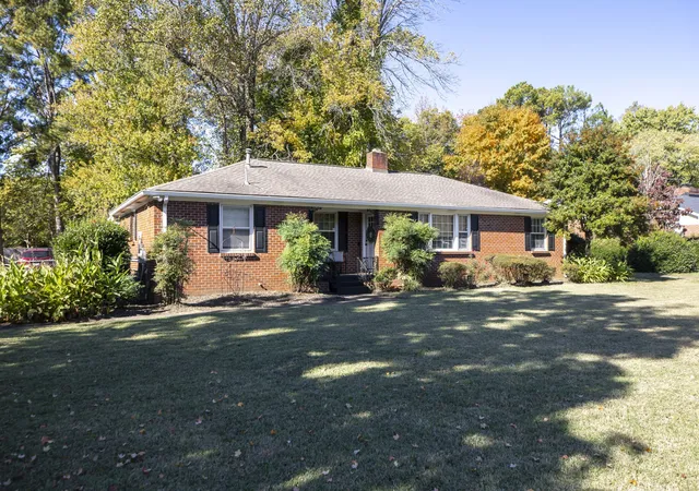 Photo 1 of Single family home for sale at 913 Hillsboro Rd, Franklin, TN 37064 | MLS# 3629739 | Listing updated on 2026-10-30