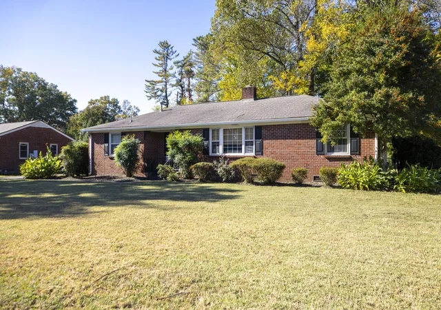 Photo 2 of Single family home for sale at 913 Hillsboro Rd, Franklin, TN 37064 | MLS# 3629739 | Listing updated on 2026-10-30