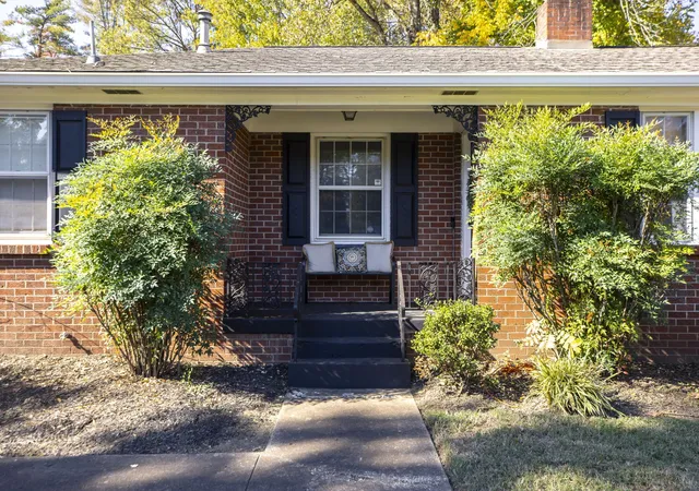 Photo 3 of Single family home for sale at 913 Hillsboro Rd, Franklin, TN 37064 | MLS# 3629739 | Listing updated on 2026-10-30