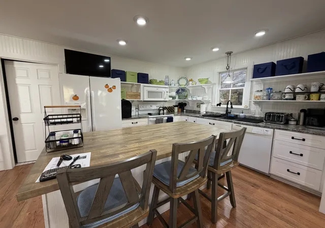 Photo 2 of Single family home for sale at 201 Shady Cliff Rd, Lewisburg, KY 42256 | MLS# 3627583 | Listing updated on 2026-10-28