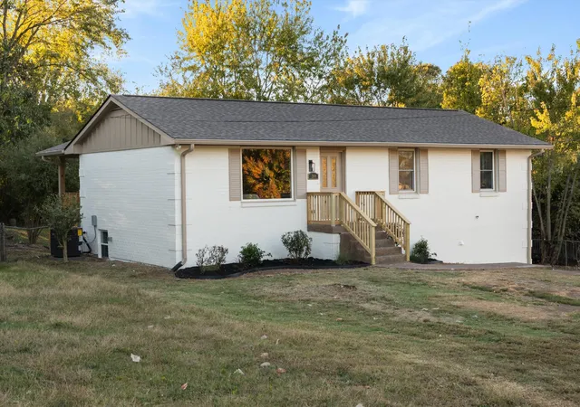 Photo 2 of Single family home for sale at 208 Evergreen Cir, Hendersonville, TN 37075 | MLS# 3627552 | Listing updated on 2026-10-30